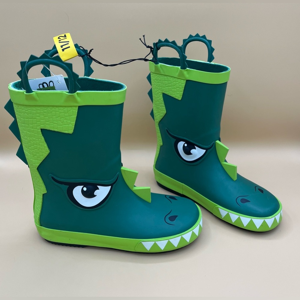 Boy’s pull-on alligator rain boots size 11/12